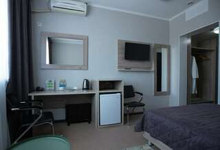 Гостиница Золотой дракон Благовещенск Улучшенный номер с кроватью размера «queen-size»-3