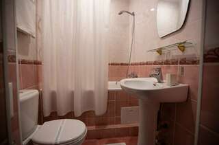 Гостиница Золотой дракон Благовещенск Улучшенный номер с кроватью размера «queen-size»-5