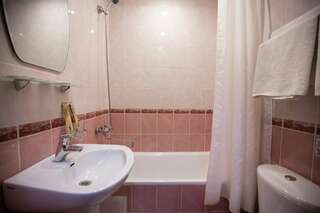 Гостиница Золотой дракон Благовещенск Улучшенный номер с кроватью размера «queen-size»-4