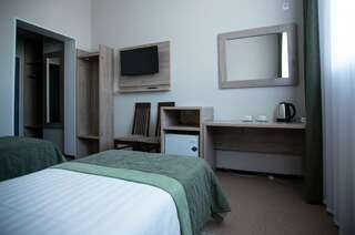 Гостиница Золотой дракон Благовещенск Улучшенный номер с кроватью размера «queen-size»-2