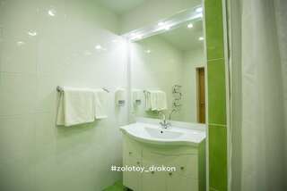 Гостиница Золотой дракон Благовещенск Улучшенный номер с кроватью размера «queen-size»-8