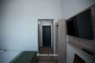 Гостиница Золотой дракон Благовещенск Улучшенный номер с кроватью размера «queen-size»-3