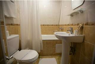 Гостиница Золотой дракон Благовещенск Улучшенный номер с кроватью размера «queen-size»-4