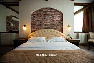 Гостиница Золотой дракон Благовещенск Улучшенный номер с кроватью размера «queen-size»-1