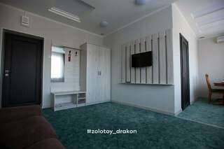 Гостиница Золотой дракон Благовещенск Улучшенный номер с кроватью размера «queen-size»-4