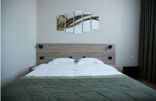 Гостиница Золотой дракон Благовещенск Улучшенный номер с кроватью размера «queen-size»-1