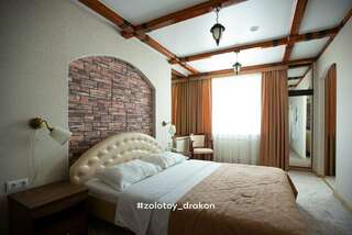 Гостиница Золотой дракон Благовещенск Улучшенный номер с кроватью размера «queen-size»-2