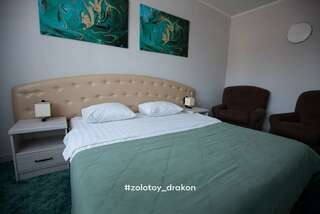 Гостиница Золотой дракон Благовещенск Улучшенный номер с кроватью размера «queen-size»-1